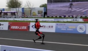 Roboții au alergat cot la cot cu sportivii la un semimaraton din China şi au bătut recordul. Cursa, filmată