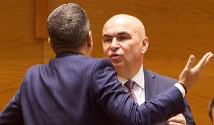 Cu ce soluţii rămân românii în timp ce politicienii se ceartă