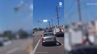 Momentul în care un avion de mici dimensiuni se prăbușește în parcarea unui magazin din California