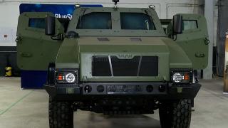 Vlah, primul blindat construit integral în România, iese la testare în poligon. Rezistă şi la atacuri cu drone