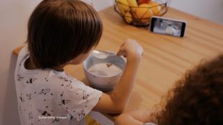 De ce e contraindicat să laşi copilul în faţa telefonului când mănâncă: 