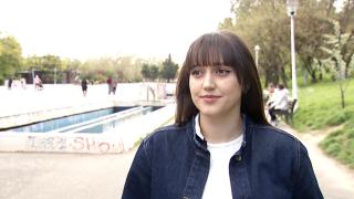 O tânără se plânge că a dat test poligraf la interviul de angajare. 