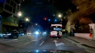 Tânăr din Cluj, filmat în timp ce călătorea agățat de un autobuz în mers. Şi-a riscat viaţa sărind de pe bară
