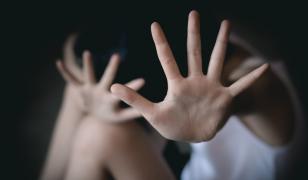 Copile de 13 şi 14 ani, exploatate de sora mai mare într-un apartament din Iaşi. Le-a spus că le duce la salon