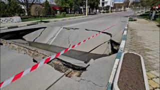 Un crater de 50 de mp s-a format din senin, pe o şosea din Techirghiol. Un şofer l-a evitat în ultima clipă
