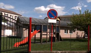 Kinetoterapeut reținut în Oradea, acuzat că ar fi abuzat copii cu nevoi speciale în timpul terapiei