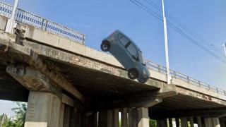 ANIMAŢIE. O şoferiţă a murit după ce a plonjat cu maşina 10 metri, de pe Pasarela Socola din Iaşi