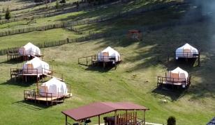 Destinaţia de 1 Mai, unde o noapte de cazare începe de la 80 de lei. Cine vrea confort plăteşte şi 500 de lei