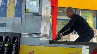 Un şofer a venit să ia motorină cu bidoanele după ce mai multe staţii Petrom au rămas fără combustibil