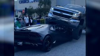 Momentul în care o şoferiţă de camionetă se urcă peste un Lamborghini Huracan: "Nu am observat maşina"