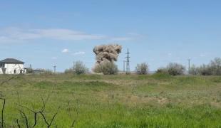 Momentul în care drona prăbuşită din Galaţi a fost detonată. Militarii au părăsit zona