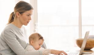 Studiu: Aproape jumătate din mamele din România se tem să explice pauzele din CV