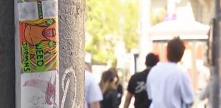 Droguri cu QR. Cum îşi fac traficanţii reclamă, în văzul lumii, pe stâlpi, semafoare sau băncile din parc