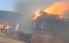 Un întreg sat din Vrancea a luat foc, 300 de oameni au fugit din calea flăcărilor. De la ce a pornit incendiul