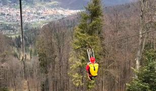 Cât plătesc turiștii pentru o doză de adrenalină în Bucovina: "Simţi efectiv că zbori"