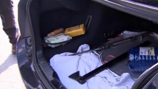 Momentul în care poliţiştii găsesc sabia unui şofer oprit în trafic. Razie de amploare cu zeci de agenţi