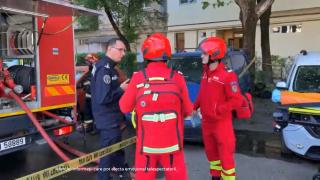 Incendiu la etajul 8 al unui bloc din Timişoara. O femeie, dusă de urgenţă la spital