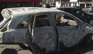 Imagini șocante în Piața Giulești din Capitală. O mașină a ars ca o torță după un accident rutier
