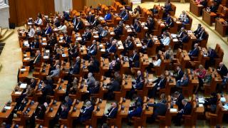 PSD şi AUR mai au nevoie de 14 voturi pentru ca moţiunea împotriva Guvernului să treacă. De unde le pot obţine