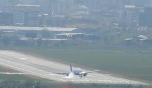 Aterizare complicată pe Aeroportul Internațional din Cluj-Napoca, pe fondul rafalelor puternice de vânt