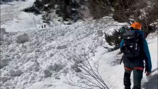 Momentul în care o avlanşă de mari dimensiuni s-a produs în Munţii Bucegi a fost filmat de turişti