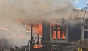 Premierul Ilie Bolojan anunţă ca Guvernul va ajuta familiile afectate de incendiul devastator din Soveja