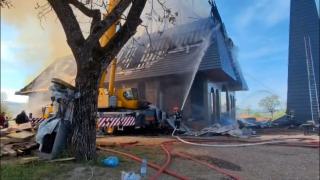 Incendiul puternic la Biserica Catolică din Şurdeşti. Flăcările ar fi pornit după ce s-ar fi sudat clopotele