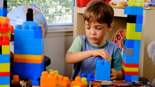 Pericole reale în jucăriile copiilor. Mamă: "Biluţele le-a băgat în năsuc"