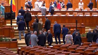 Scenariu negru adus de criza politică: TVA creşte iar, euro de 5.2 lei şi fără bani de pensii şi salarii