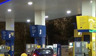 Surpriză la pompă. Benzina premium, mai ieftină decât cea standard