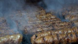 Care sunt preţurile la mici de 1 Mai, la terase şi în supermarketuri