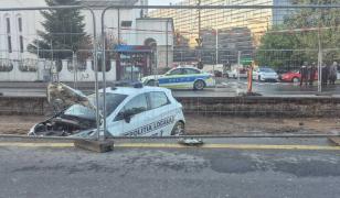 Momentul în care un poliţist local intră cu maşina într-o şanţ săpat pentru lucrări la o linie de tramvai