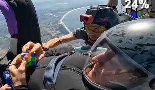 Momentul în care un influencer german rezolvă un cub Rubik în cădere liberă, la peste 160 km/h. Record mondial