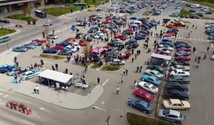 Peste 100 mașini inedite au atras toate privirile la Suceava. Vizitatorii pot testa inclusiv simulatoare auto