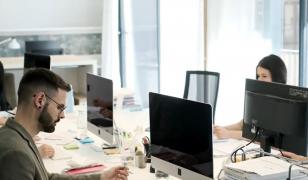 Peste jumătate dintre români se tem că inteligenţa artificială îi poate lăsa fără loc de muncă