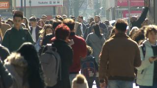 Cât ne costă moţiunea. Prăbuşirea leului aduce scumpiri în lanţ