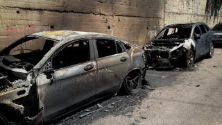 O femeie a incendiat maşina fostului soţ. Focul a distrus şi autoturismul de lângă: 