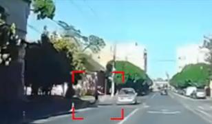 Momentul în care un tânăr se salvează în ultima clipă, după ce era să fie lovit de o mașină pe trecere
