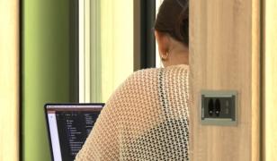 Notele mari nu mai reprezintă un bilet sigur de angajare. Cum s-a schimbat piaţa muncii pentru tineri