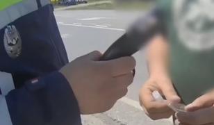 Momentul în care un şofer băut încearcă să mituiască poliţiştii cu 500 de lei: "Lasă-mă să-mi văd de treabă"