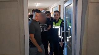 A murit înjunghiat de prietenii pe care îi invitase la o petrecere. Agresorii nu îşi amintesc motivul