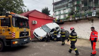 O doctoriţă de 74 de ani a ratat parcarea şi a "aterizat" în curtea Ambulanţei Sălaj