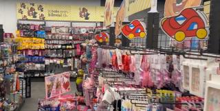 Magazinele fac profituri uriașe din goana românilor pentru reduceri