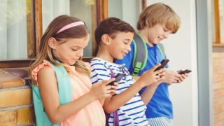 Copii cu program de corporaţie. Studiu îngrijorător: copiii vor altceva, nu telefoane şi tablete