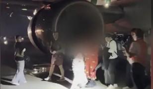 Clipe de coşmar pentru pasagerii unui avion care a lovit o persoană pe pistă. "Avem un incendiu la motor"