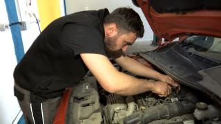 Românii care merg cu maşina în service şi o repară singuri. Câţi bani economisesc