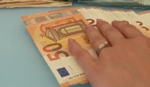 O femeie din Iași s-a trezit îngropată în datorii, după ce 2 firme fantomă și-au declarat sediul în casa ei