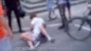 Imagini şocante cu 2 copii de 11 ani care s-au bătut în faţa blocului. Tatăl unuia dintre ei îşi încuraja fiul
