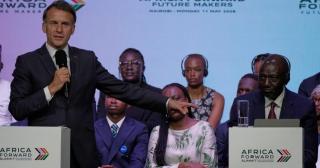 Momentul în care Macron îşi pierde cumpătul la o conferinţă din Nairobi. A urcat pe scenă şi a certat publicul