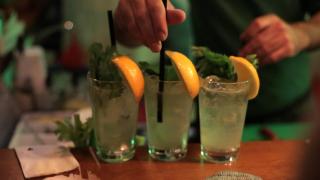 De ce preferă Generaţia Z băuturile fără alcool. Cererea a crescut cu 20% în ultimii ani